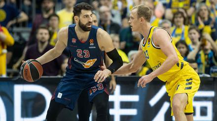 Euroleague-Star: Auch Alba Berlins Luke Sikma (rechts) hatte es in der vergangenen Saison mit Tornike Shengelia zu tun.