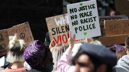 Demonstranten nehmen an einem "Black Lives Matter"-Protest in London teil.