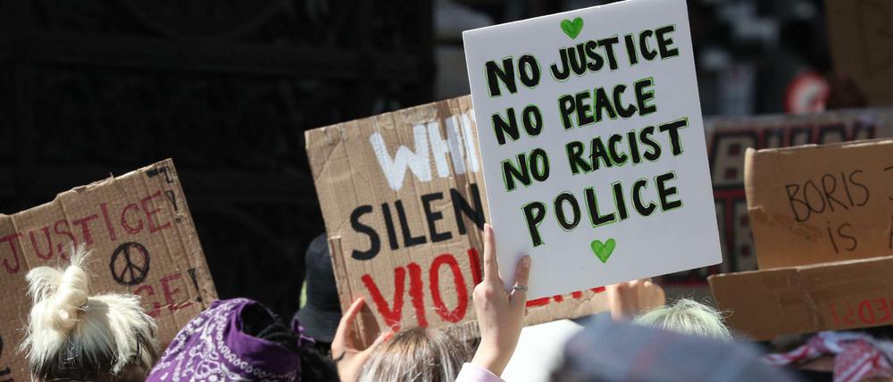 Demonstranten nehmen an einem "Black Lives Matter"-Protest in London teil.
