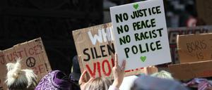 Demonstranten nehmen an einem "Black Lives Matter"-Protest in London teil.