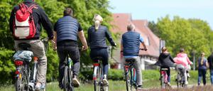 Wer beim Radfahren die Arme bedeckt, könnte weniger Mücken abbekommen. 