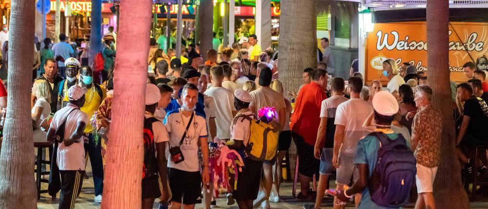 Während der Corona-Pandemie und nach dem Lockdown konzentriert sich das Nachtleben an der Playa de Palma auf der Insel Mallorca auf die so genannte Bierstraße. Inzwischen wurde die Maskenpflicht verschärft.