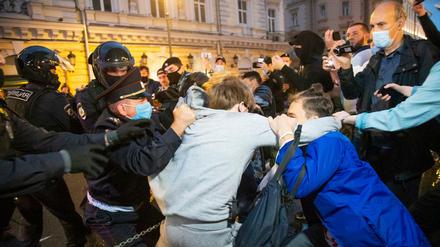 Hunderte Menschen haben auf dem zentralen Puschkin-Platz gegen die umstrittenen Verfassungsänderungen protestiert, die vor rund zwei Wochen in Kraft getreten sind. 