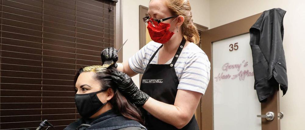 Eine Friseurin färbt die Haare ihrer Kundin in Arizona.