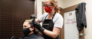 Eine Friseurin färbt die Haare ihrer Kundin in Arizona.