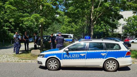 Zugriff in der Villengegend: Polizeifahrzeuge stehen in Wannsee in der Nähe zur Stadtgrenze zu Potsdam.