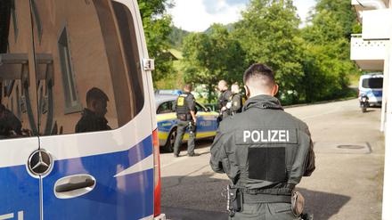 Einsatzkräfte sperren die Zufahrt zu dem Ortsteil Ramsbach von Oppenau ab.