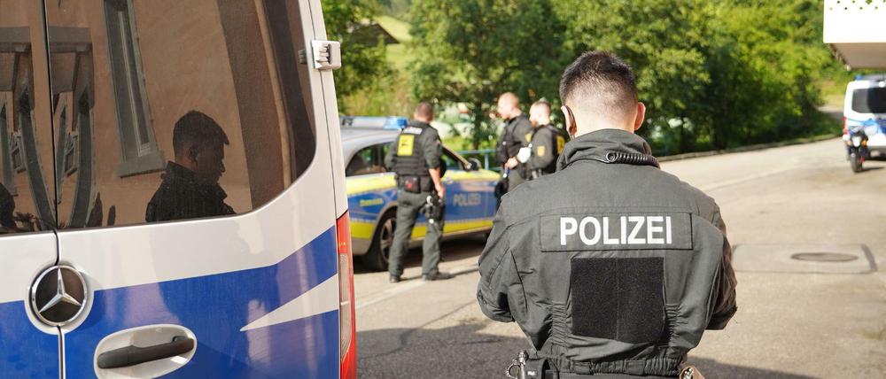 Einsatzkräfte sperren die Zufahrt zu dem Ortsteil Ramsbach von Oppenau ab.