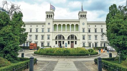 Internationale Marke. Der Hamburger Bahnhof ist populär. Das einstige Flaggschiff der Nationalgalerie, der Mies van der Rohe-Bau, umgibt immer noch ein Bauzaun, die Sammlung verschwand während der Sanierung bis auf Ausnahmen im Depot. 