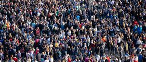 Die Erdbevölkerung wird einer neuen Prognose zufolge um das Jahr 2064 mit 9,7 Milliarden Menschen ihren Höchststand erreichen und danach deutlich schrumpfen.