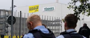 Unter Polizeischutz: Bei Tönnies wird wieder geschlachtet. Es gab Proteste.