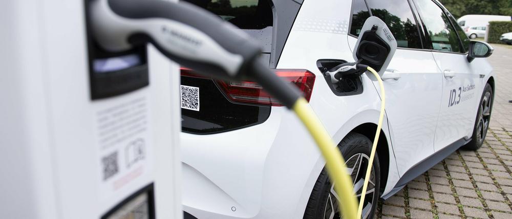 Unter Strom. Die Nachfrage nach Elektroautos zieht an - der Handel bietet attraktive Konditionen. Vor allem für gewerbliche Leasingkunden. Seit Montag kann auch der VW ID.3 konfiguriert werden.
