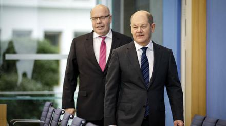 Bundesfinanzminister Olaf Scholz, SPD, und Bundeswirtschaftsminister Peter Altmaier, CDU, während einer Pressekonferenz zum Thema Corona und die wirtschaftliche Auswirkungen. 