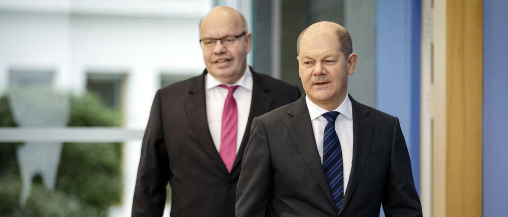 Bundesfinanzminister Olaf Scholz, SPD, und Bundeswirtschaftsminister Peter Altmaier, CDU, während einer Pressekonferenz zum Thema Corona und die wirtschaftliche Auswirkungen. 