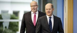 Bundesfinanzminister Olaf Scholz, SPD, und Bundeswirtschaftsminister Peter Altmaier, CDU, während einer Pressekonferenz zum Thema Corona und die wirtschaftliche Auswirkungen. 