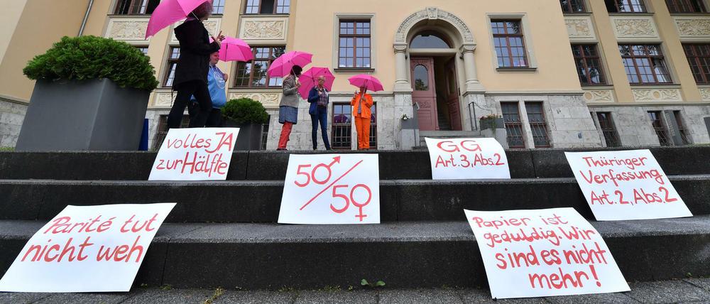 Gescheitert: Demonstrantinnen für eine Paritätsregelung vor der Urteilsverkündung vor dem Thüringer Verfassungsgerichtshof.