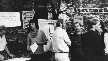 Christian Pulz (2.vr) im Gespräch mit Professor Heinrich Fink während der "Friedenswerkstatt“ 1983 auf dem Gelände der Erlöserkirche in Rummelsburg.