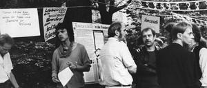 Christian Pulz (2.vr) im Gespräch mit Professor Heinrich Fink während der "Friedenswerkstatt“ 1983 auf dem Gelände der Erlöserkirche in Rummelsburg.