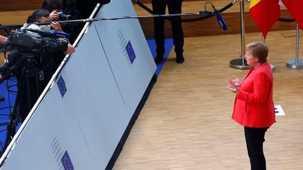Auf Abstand. Kanzlerin Angela Merkel gibt zu Beginn des Gipfels eine Erklärung ab.