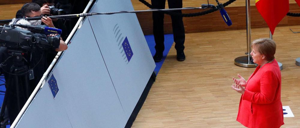 Auf Abstand. Kanzlerin Angela Merkel gibt zu Beginn des Gipfels eine Erklärung ab.