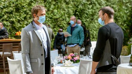 Dreharbeiten in Corona-Zeiten: Schauspieler proben eine Szene für "Sturm der Liebe".