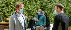 Dreharbeiten in Corona-Zeiten: Schauspieler proben eine Szene für "Sturm der Liebe".