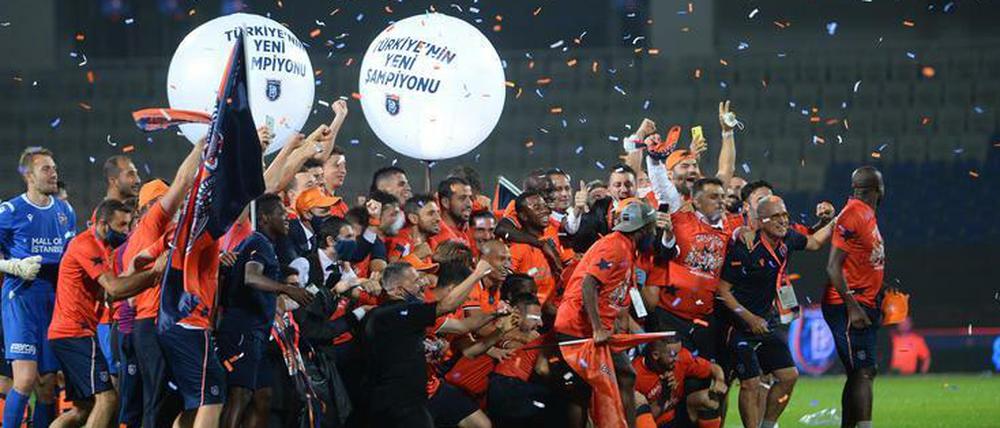 Eine Mannschaft, keine Fans. Basaksehir feiert den Ttitel.
