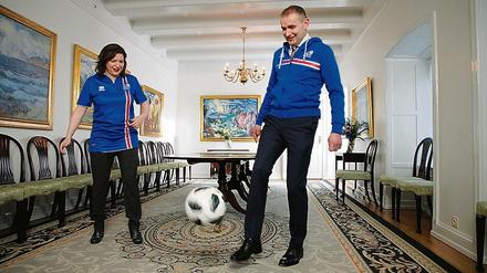 Guðni Jóhannesson, 52, wurde 2016 zum jüngsten Präsidenten Islands gewählt. Mit seiner Frau Eliza Reid (44) hat der gelernte Historiker vier Kinder. Die First Lady ist Autorin und Co-Gründerin des Iceland Writers Retreat. Am 27. Juni 2020 wurde Guðni mit 92 Prozent der Stimmen im Amt bestätigt.