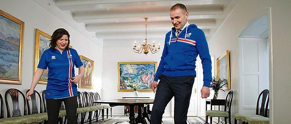 Guðni Jóhannesson, 52, wurde 2016 zum jüngsten Präsidenten Islands gewählt. Mit seiner Frau Eliza Reid (44) hat der gelernte Historiker vier Kinder. Die First Lady ist Autorin und Co-Gründerin des Iceland Writers Retreat. Am 27. Juni 2020 wurde Guðni mit 92 Prozent der Stimmen im Amt bestätigt.