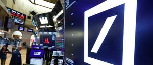 Das Logo der Deutschen Bank in der New York Stock Exchange.