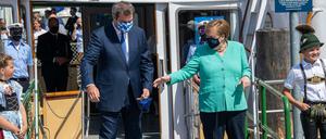 Markus Söder (CSU), Ministerpräsident von Bayern, empfängt an der Schiffsanlegestelle Prien Bundeskanzlerin Angela Merkel (CDU), um anschließend mit einem Schiff der Chiemsee-Schifffahrt auf die Insel Herrenchiemsee überzusetzen. Auf Herrenchiemsee findet in Beisein der Kanzlerin die bayerische Kabinettssitzung in der Spiegelgalerie des Neuen Schlosses statt.