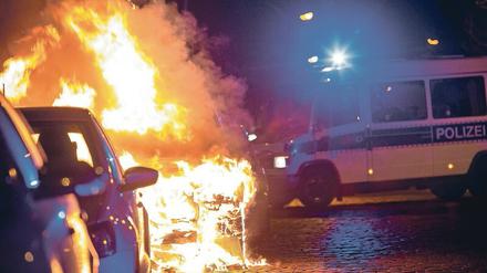 Immer wieder Feuer. Im Jahr 2018 verzeichnete die Berliner Polizei 258 Brandstiftungen , 2019 waren es 344. Im ersten Halbjahr 2020 wurden bereits 158 gelegte Autobrände registriert. 