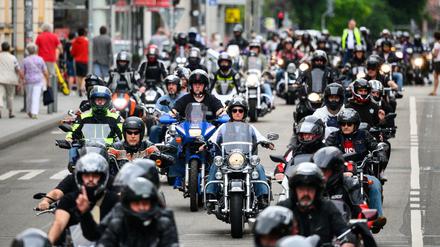Laut? Wir doch nicht! Gegen mögliche Fahrverbote sind Motorradfahrer Anfang Juli schon mal vorsorglich auf die Straßen "gegangen". 