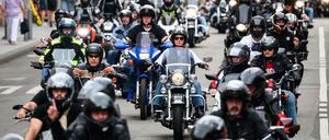 Laut? Wir doch nicht! Gegen mögliche Fahrverbote sind Motorradfahrer Anfang Juli schon mal vorsorglich auf die Straßen "gegangen". 