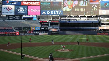 Baseball findet ohne Fans, aber wenigstens im eigenen Stadion statt.