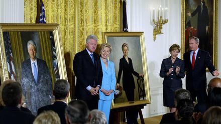 Ex-Präsident Bill Clinton and Senatorin Hillary Clinton bei der Enthüllung ihrer offiziellen Porträts im Weißen Haus.