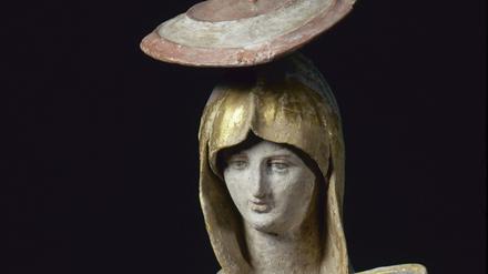 Dame en Bleu. Die farblich gefasste Terrakottastatue stammt aus Tanagra in Mittelgriechenland. Sie entstand im 4. Jahrhundert vor Christus.