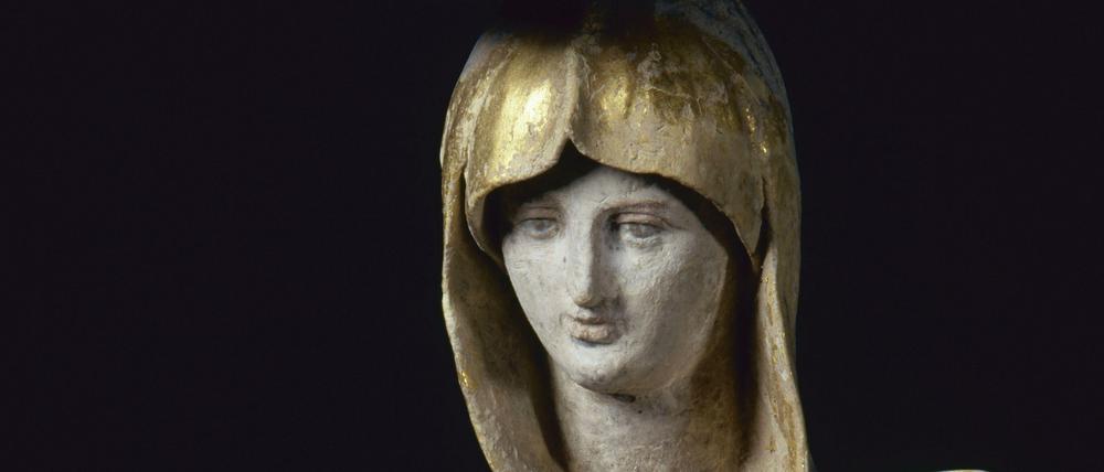 Dame en Bleu. Die farblich gefasste Terrakottastatue stammt aus Tanagra in Mittelgriechenland. Sie entstand im 4. Jahrhundert vor Christus.