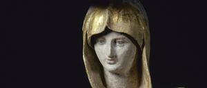Dame en Bleu. Die farblich gefasste Terrakottastatue stammt aus Tanagra in Mittelgriechenland. Sie entstand im 4. Jahrhundert vor Christus.