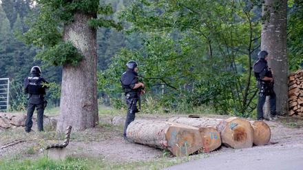 Bewaffnete Polizeibeamte suchen den Bewaffneten von Oppenau – und finden ihn am Freitag gegen 17.15 Uhr.