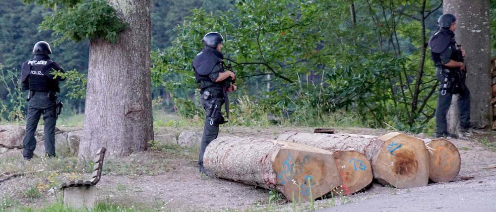 Bewaffnete Polizeibeamte suchen den Bewaffneten von Oppenau – und finden ihn am Freitag gegen 17.15 Uhr.