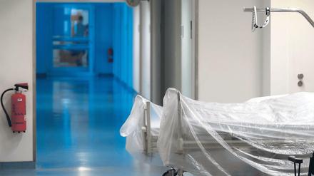 Zwei mit Folie überzogene Krankenhausbetten auf einem Flur in der Charité.