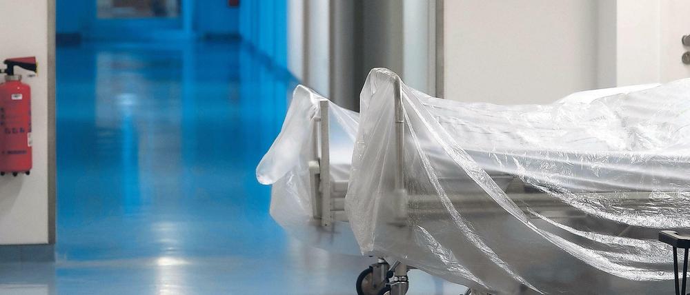 Zwei mit Folie überzogene Krankenhausbetten auf einem Flur in der Charité.