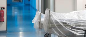 Zwei mit Folie überzogene Krankenhausbetten auf einem Flur in der Charité.