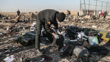 Iran, Shahedshahr: Retter durchsuchen an der Absturzstelle des ukrainischen Passagierflugzeugs die Trümmer.