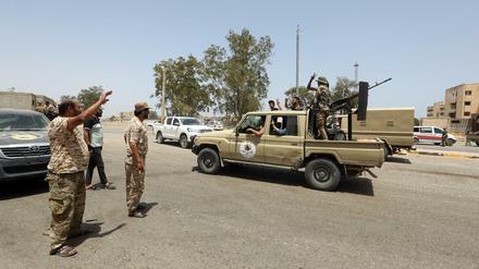 Kämpfer der von den Vereinten Nationen unterstützten libyschen Regierung fahren durch die Hauptstadt.