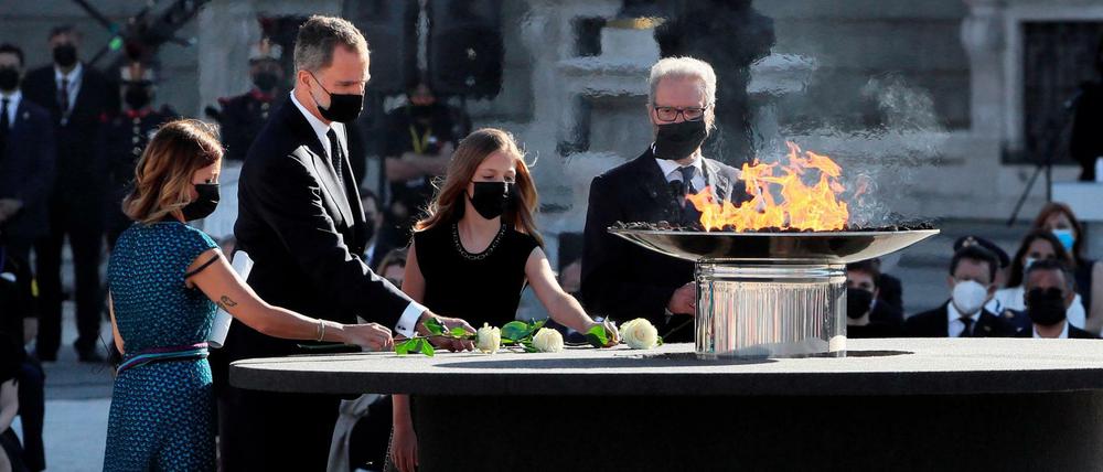 Spaniens König Felipe und seine Familie legen Rosen für die Corona-Toten nieder.