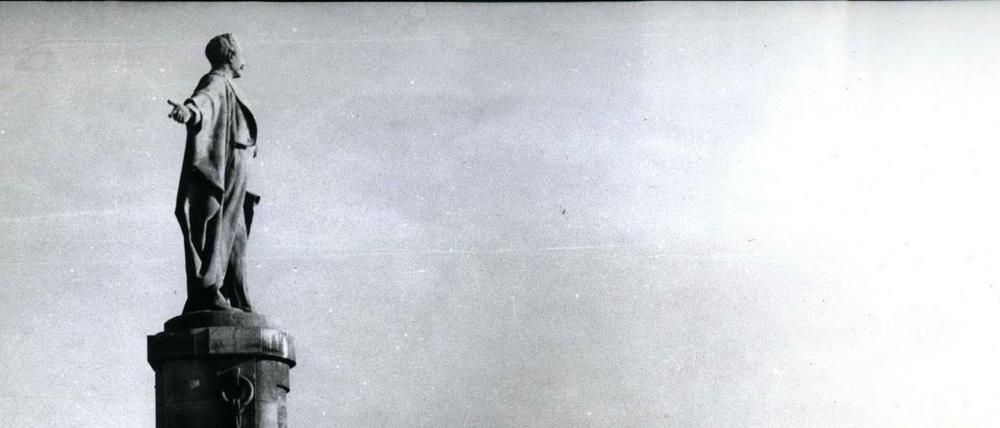 Die Statue von Ferdinand de Lesseps, dem französischen Baumeister, am Eingang zum Suezkanal in einer historischen Aufnahme. Seit 1956 liegt das Denkmal im Depot.