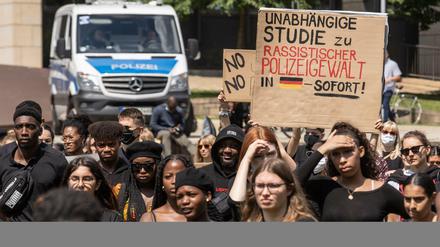 People of Color im Blickfeld der Polizei - dagegen gab es Protest, unter anderem in Düsseldorf.