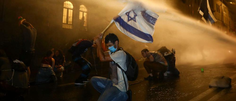 Wasser für die Demonstranten. In Israel gingen Tausende Menschen auf die Straße.